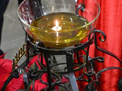 Quella del Santuario prende fuoco utilizzando la fiaccola di un'antica lampada votiva...(foto di Michele Micca Longo)
